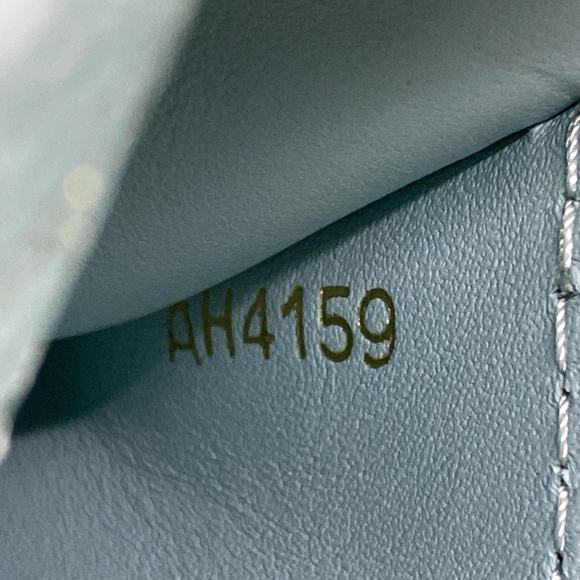 Louis Vuitton Capucines Mini Leather Handbag Vert d'Eau - Picture 13 of 16